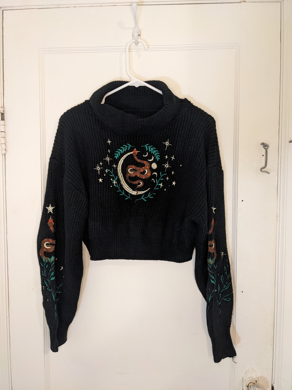 ROMWE Black Cropped Turtleneck Sweater with Embroidered Snake and Foliage